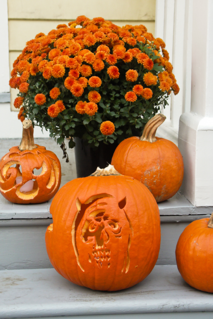 40 fun date night ideas for halloween - pumpkin carving